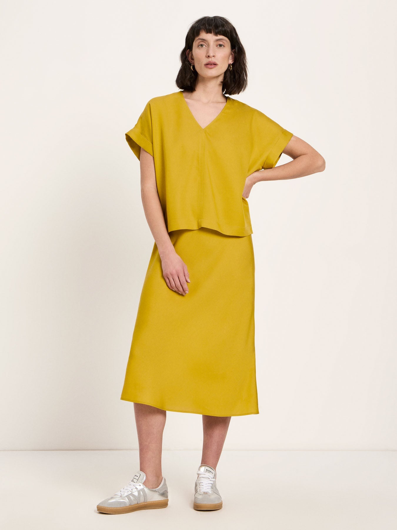 Haut drapé col V TENCEL LANIUS Kiwi Foncé porté avec la jupe assortie – vue en pied