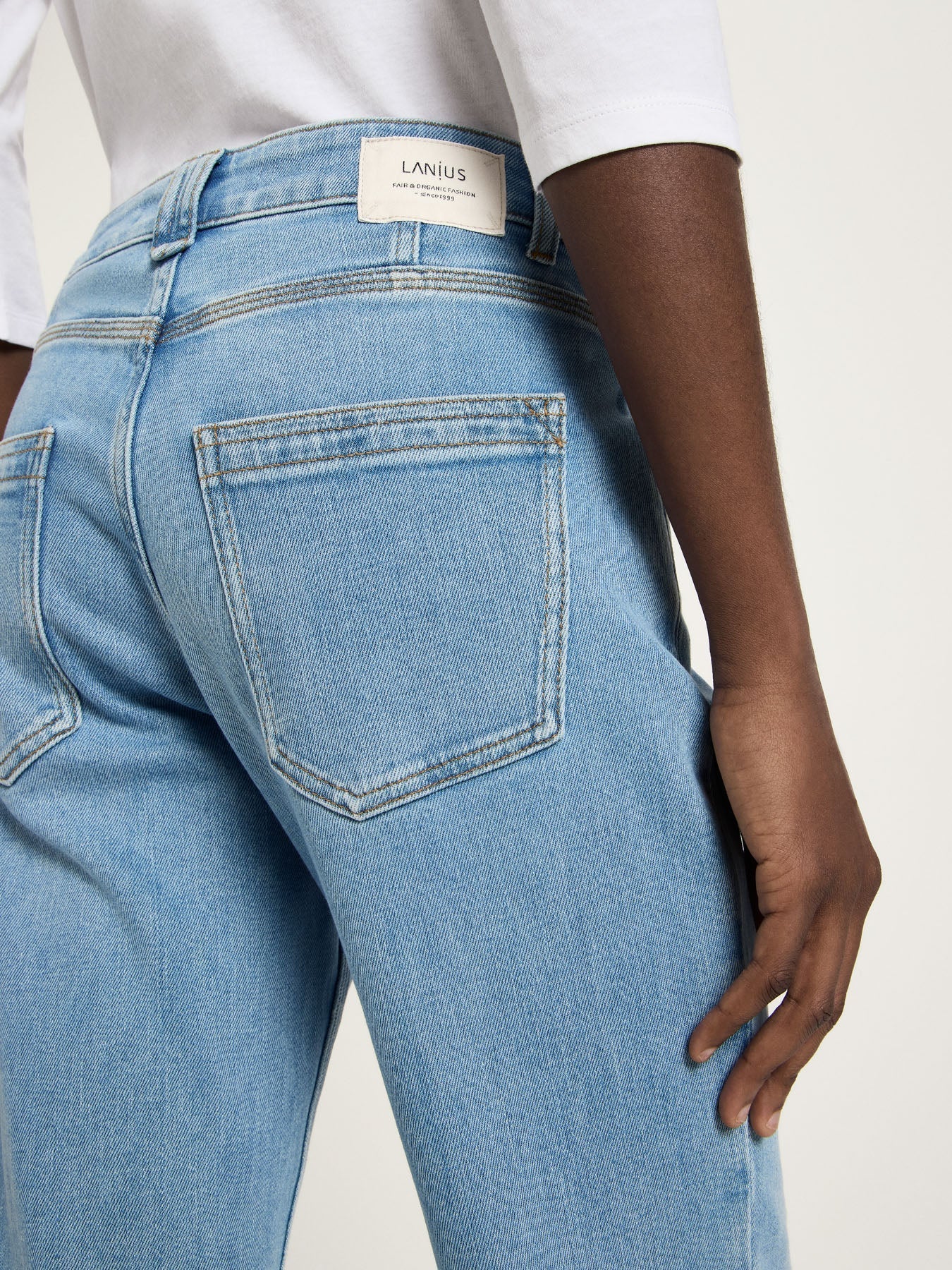 Jean droit à revers LANIUS GOTS Denim Bleu Clair – détail poche arrière