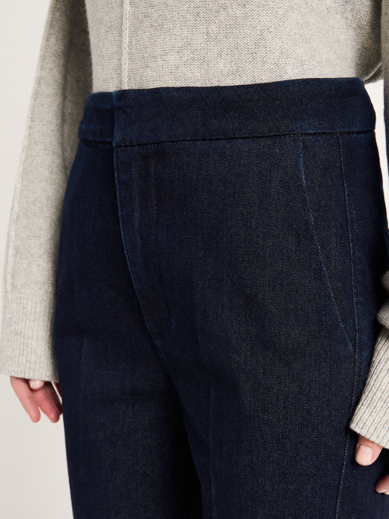 Détail de la taille et du denim rinse du jean évasé Willow LANIUS