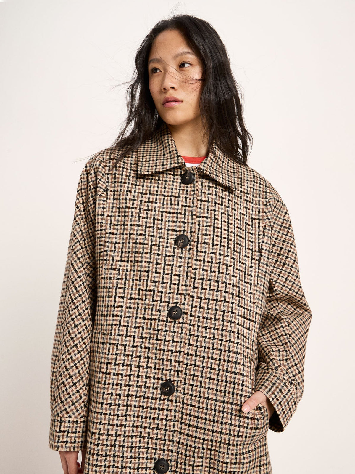 Manteau à carreaux LANIUS Noir & beige – détail du col chemise et du boutonnage