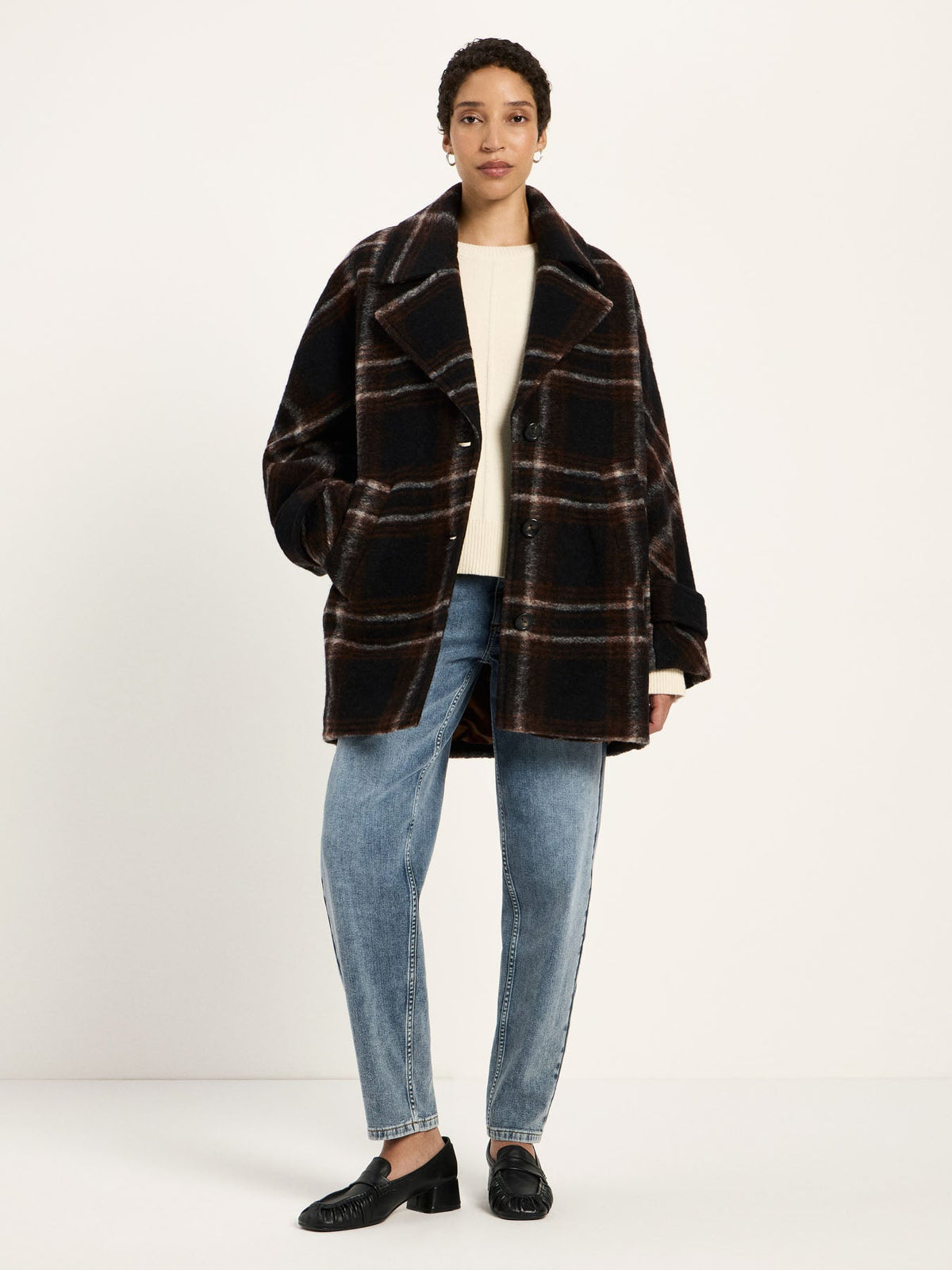 Manteau court à carreaux laine vierge et coton bio LANIUS Noir & marron – vue de face, porté ouvert sur un pull écru et un jean clair