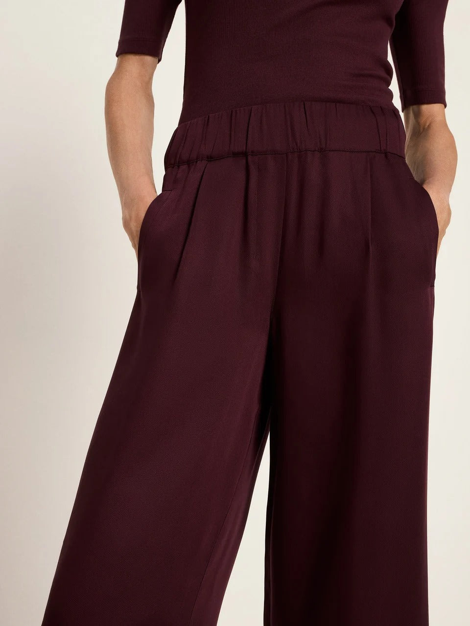 Détail de la taille élastiquée, des plis et des poches du pantalon fluide LANIUS Bordeaux