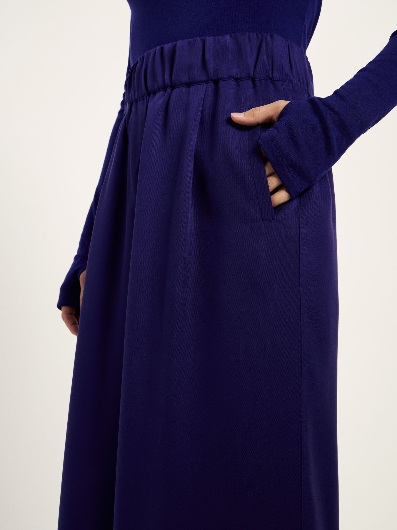 Détail de la taille élastiquée et de la poche du pantalon fluide LANIUS Violet