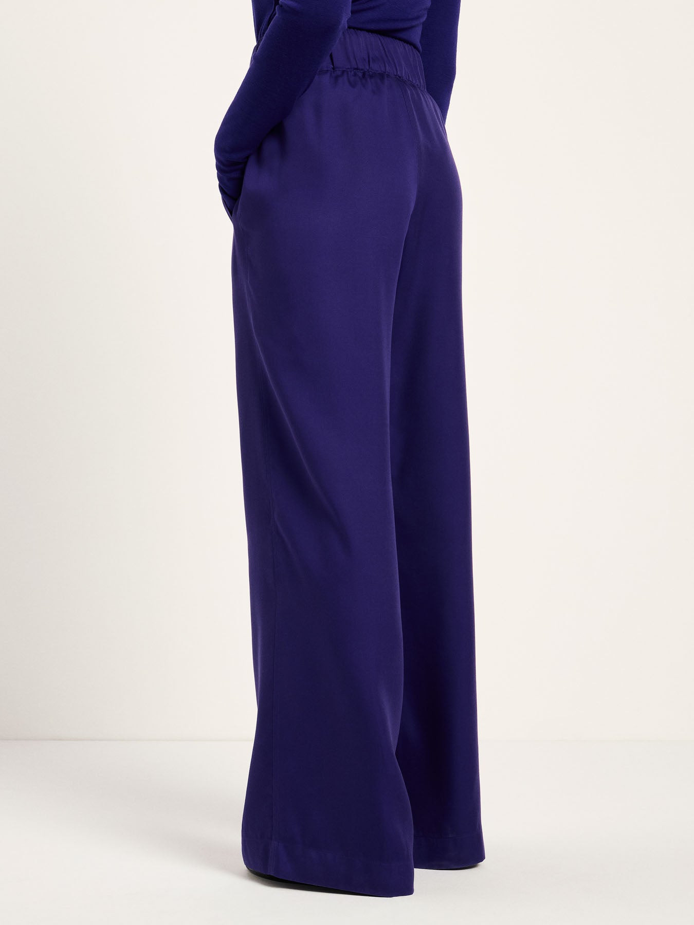 Pantalon fluide en TENCEL™ LANIUS Violet, jambe large – vue de dos