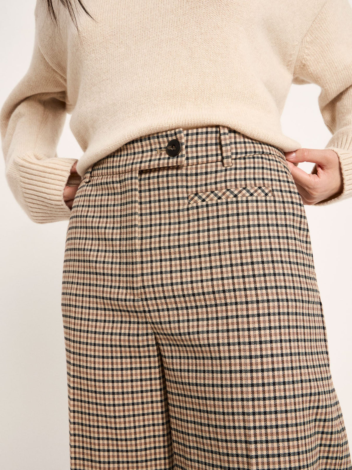 Pantalon Marlene à carreaux LANIUS Noir & beige – détail de la taille haute et de la poche