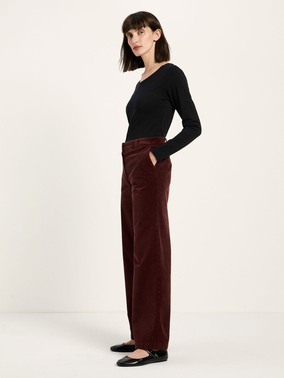 Pantalon Marlene en velours côtelé LANIUS Chocolat, jambe large – vue de profil