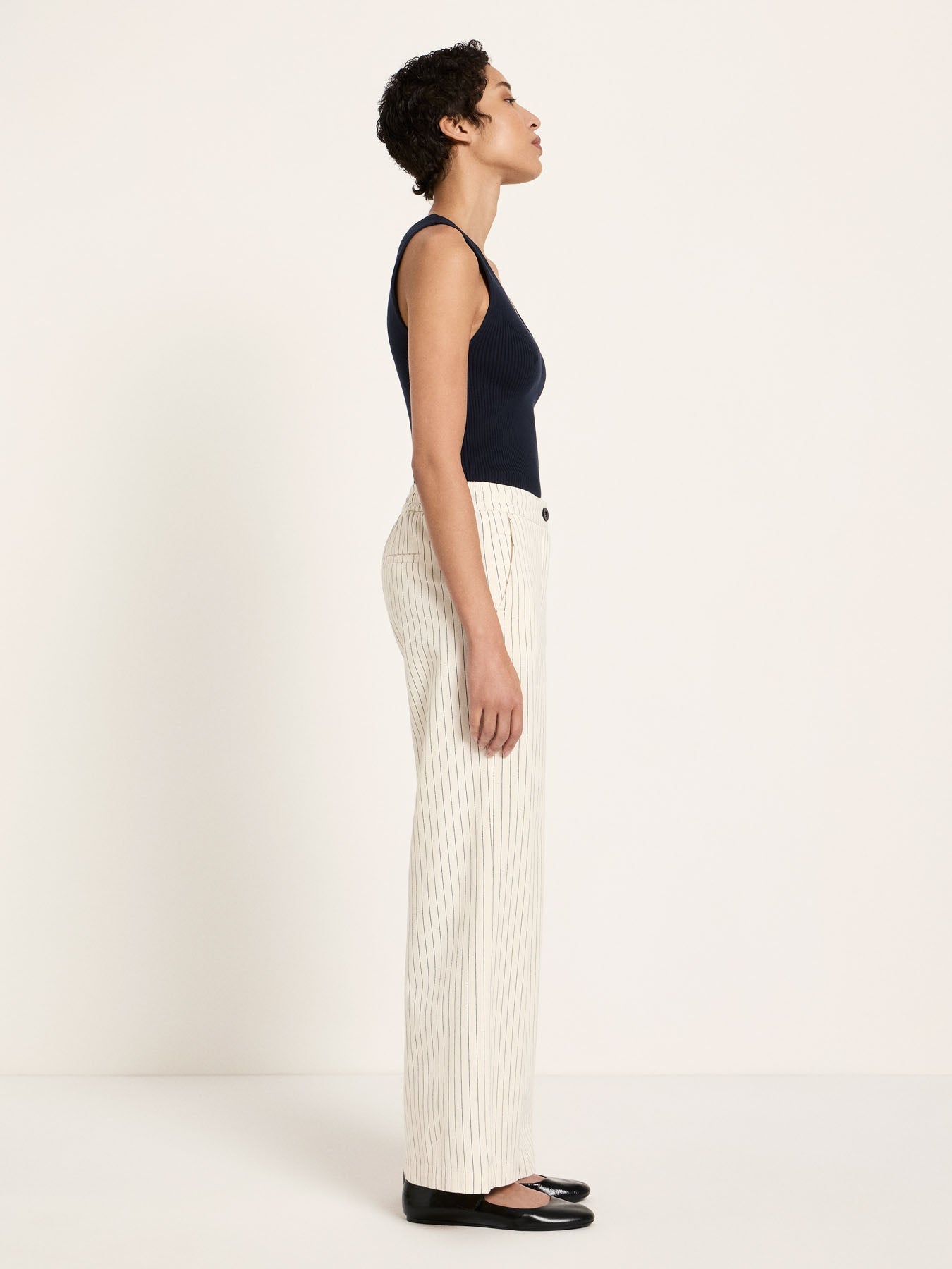 Vue de profil du pantalon Marlene rayé écru LANIUS, taille haute boutonnée et jambe large