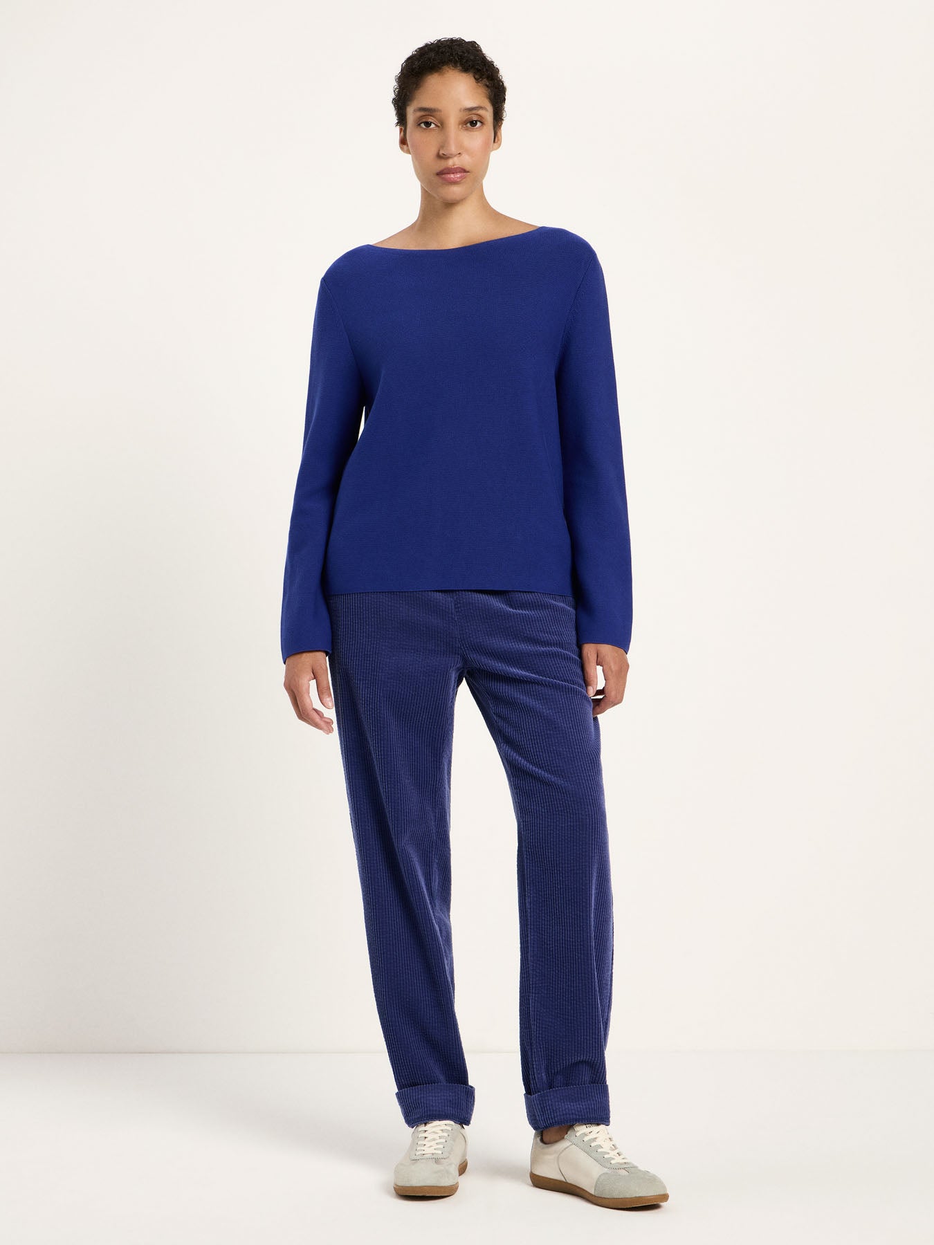 Pull encolure bateau LANIUS Violet avec pantalon fluide violet et baskets blanches – look complet