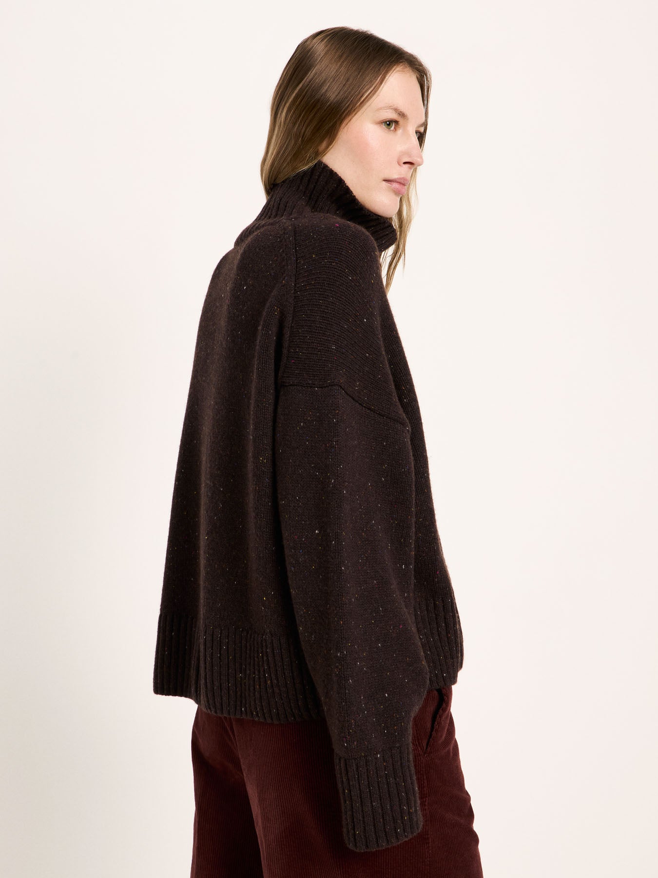 Pull oversize en maille mouchetée LANIUS Chocolat tweed – vue de profil