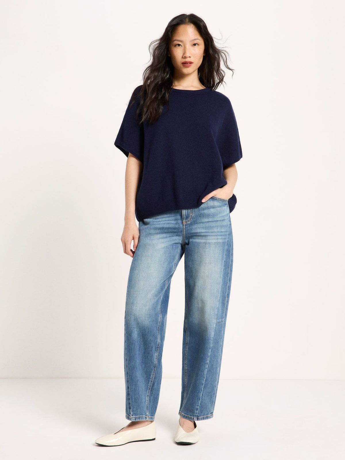 Pull sans manches LANIUS Bleu nuit avec jean clair à jambe large et ballerines – look complet