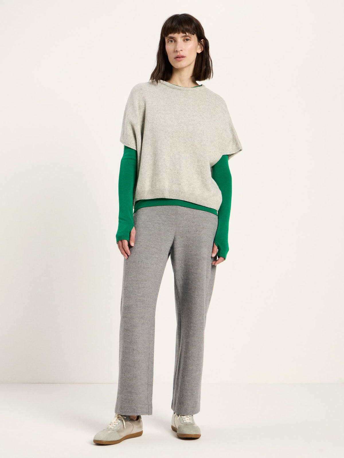 Pull sans manches LANIUS gris chiné avec un haut vert et un pantalon gris – look complet