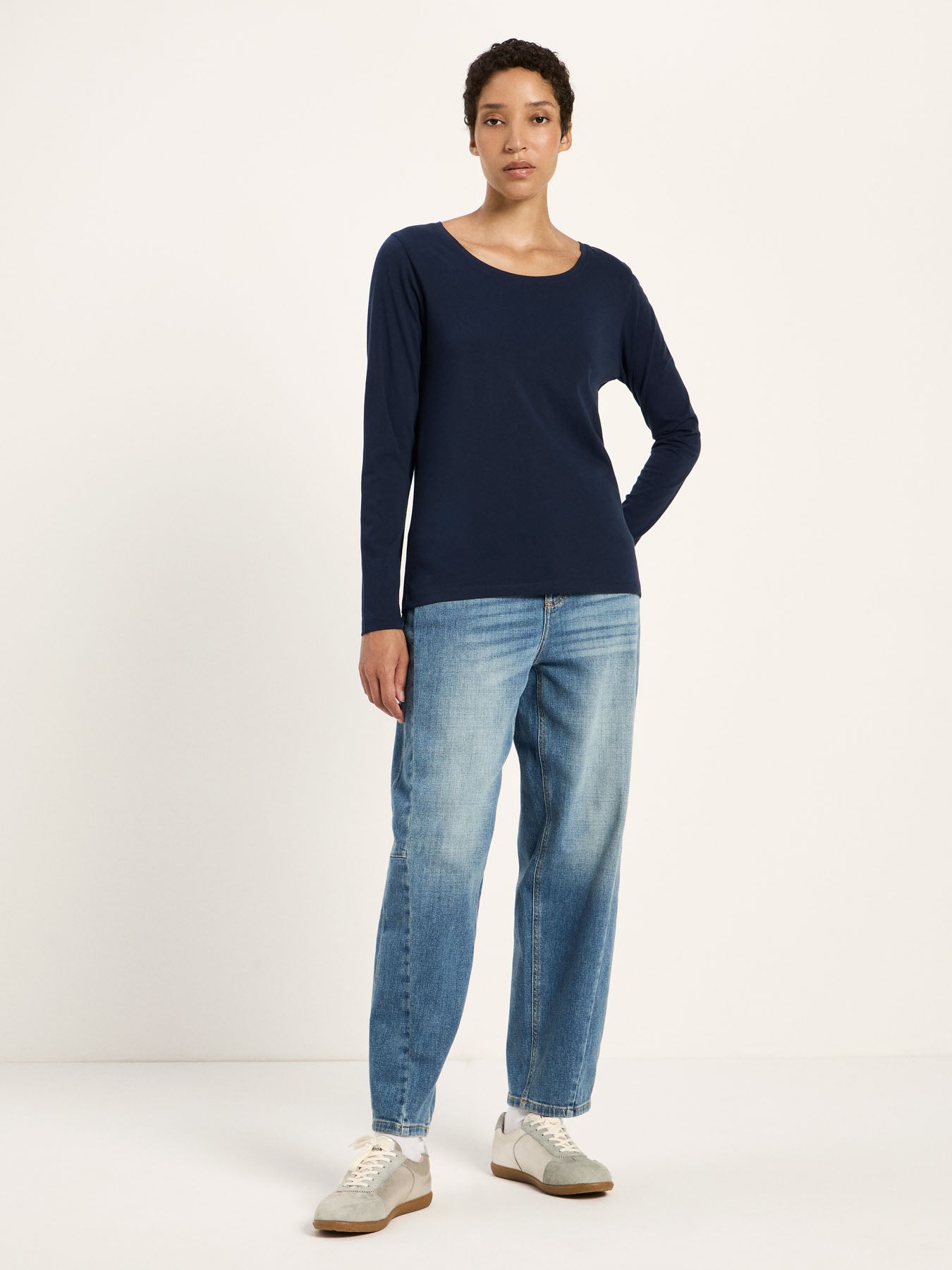 T-shirt manches longues LANIUS Bleu nuit avec jean et baskets blanches – silhouette entière