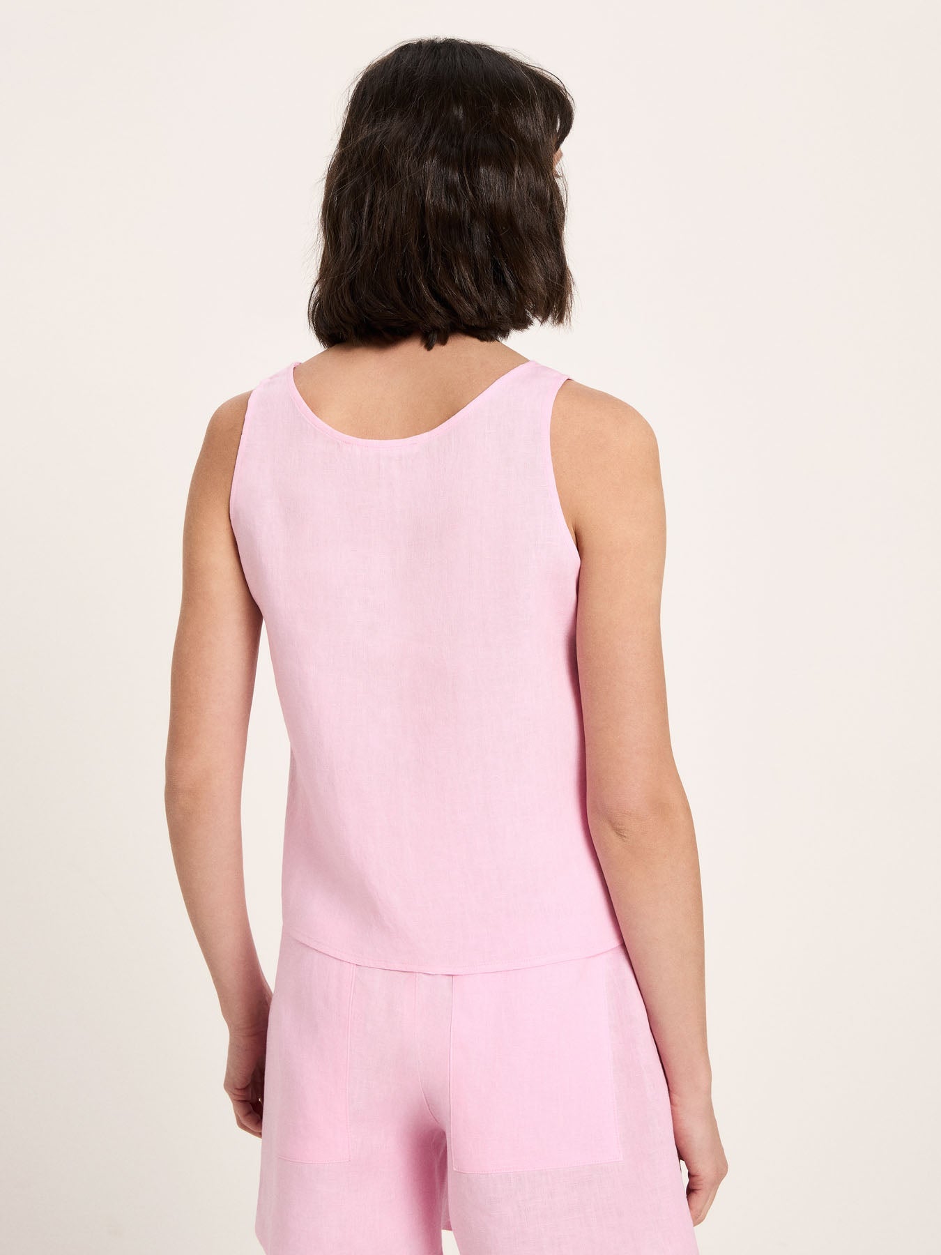 Top sans manches lin LANIUS Rose Orchidée porté en tenue complète – look complet