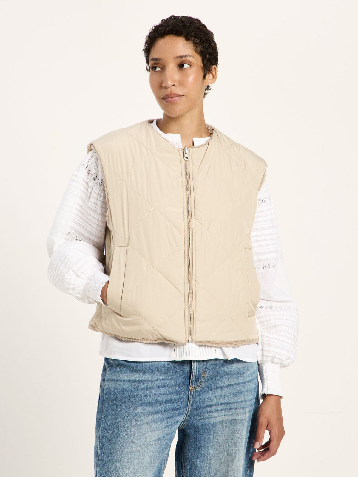 Veste réversible matelassée LANIUS beige portée sur une chemise blanche et un jean – vue de face