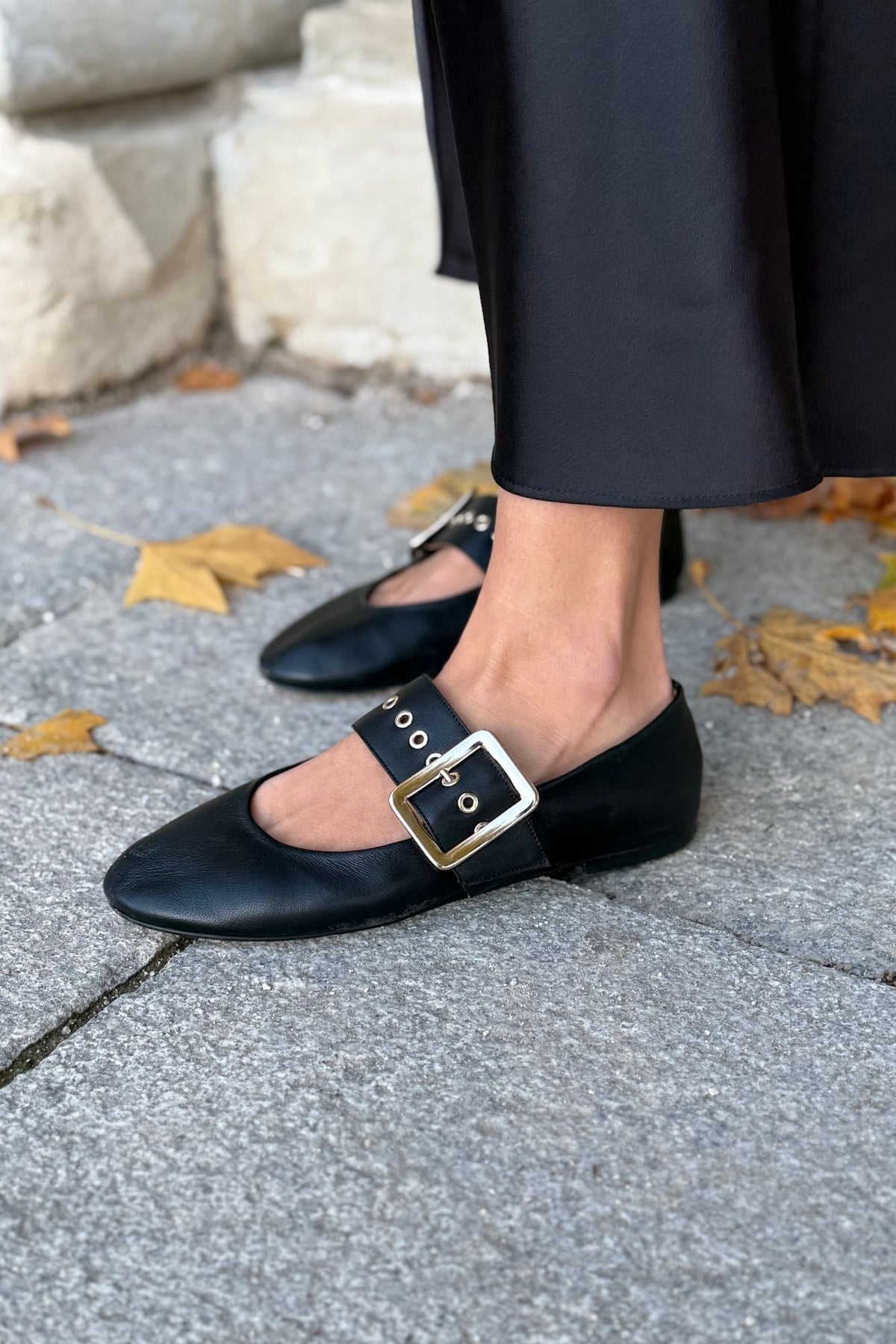 Ballerine MICUIR Danseur de Roche noire portée avec une longue jupe en satin