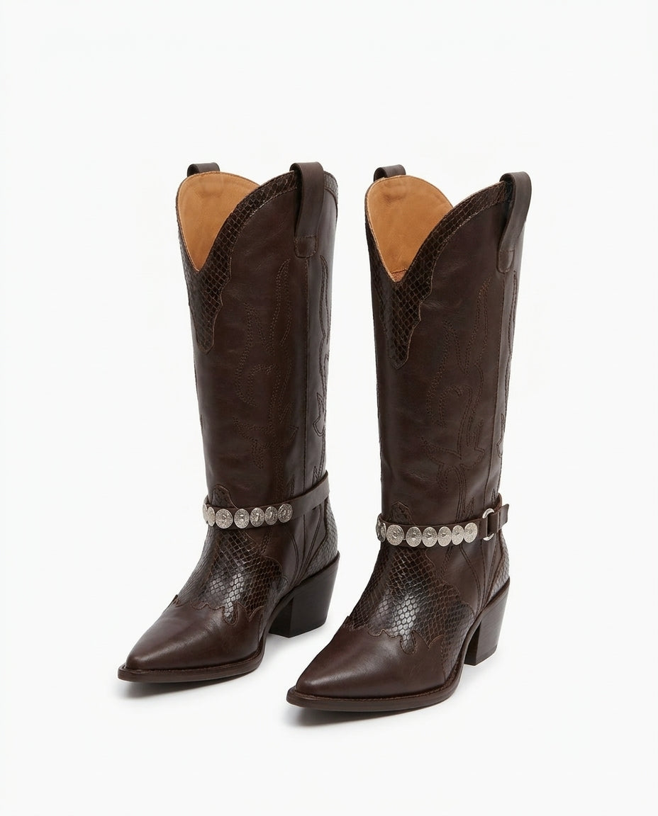 Paire de bottes western en cuir MICUIR Gaucho chocolat, chaîne et clous argentés – vue de trois quarts
