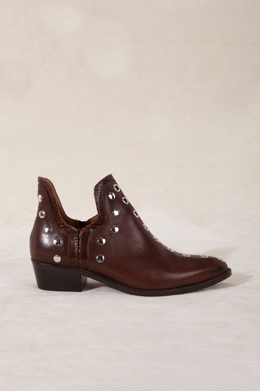 Bottine MICUIR Punky chocolat, cheville ouverte et talon de 4 cm – vue de profil