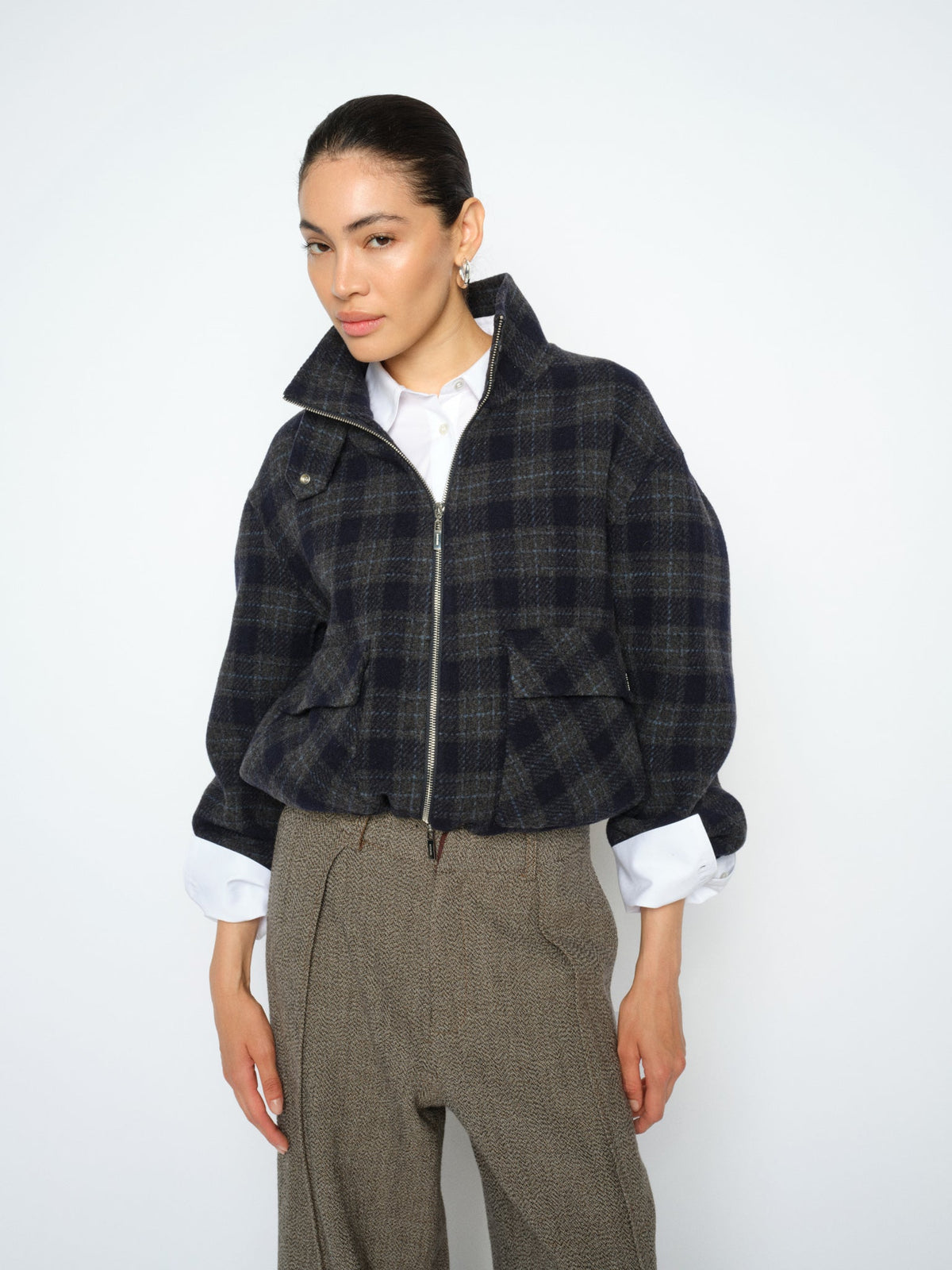 Blouson à carreaux MOS MOSH Salute Navy porté avec un pantalon camel et une chemise blanche – autre vue du look