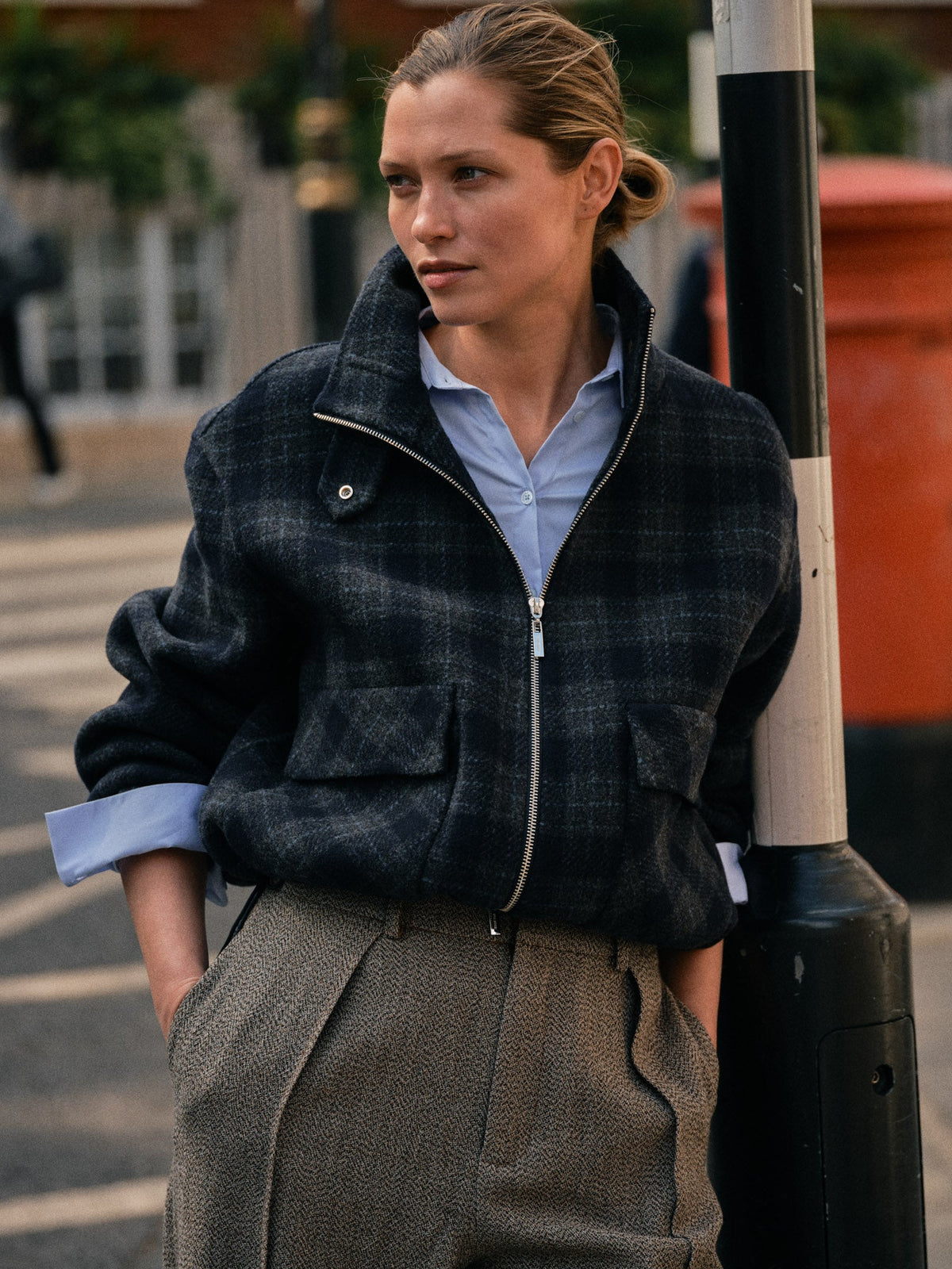 Blouson à carreaux MOS MOSH Salute Navy porté avec un pantalon camel et une chemise bleu ciel
