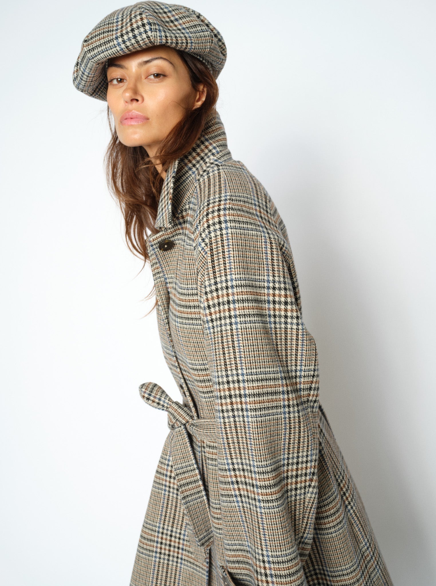 Casquette gavroche à carreaux MOS MOSH Oxford Tan portée avec un manteau assorti – vue de profil