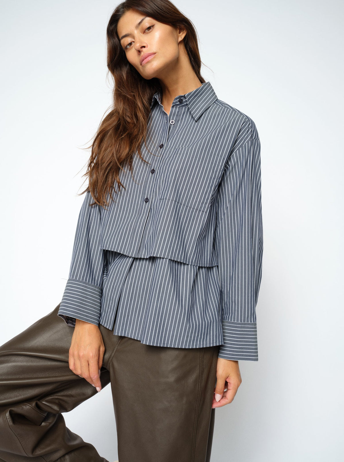Chemise oversize à rayures MOS MOSH Salute Navy portée avec un pantalon en cuir brun – autre vue du look