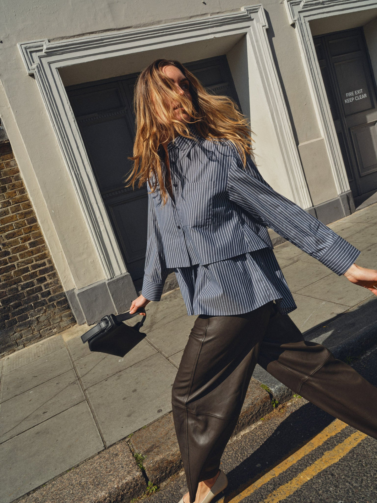 Chemise oversize à rayures MOS MOSH Salute Navy portée avec un pantalon en cuir brun – troisième vue du look