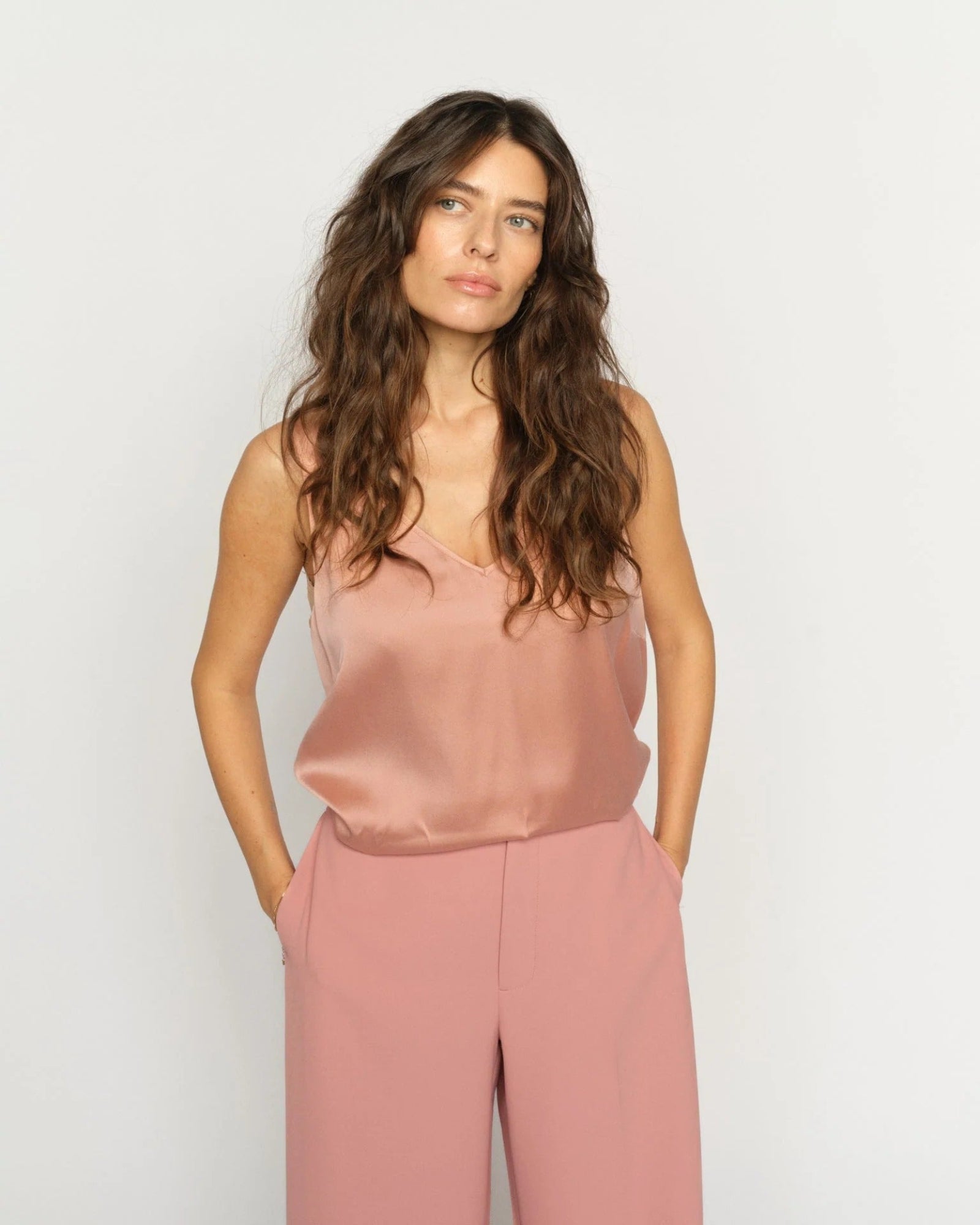 Débardeur col V Astrid MOS MOSH Pêche porté avec le pantalon assorti – look complet