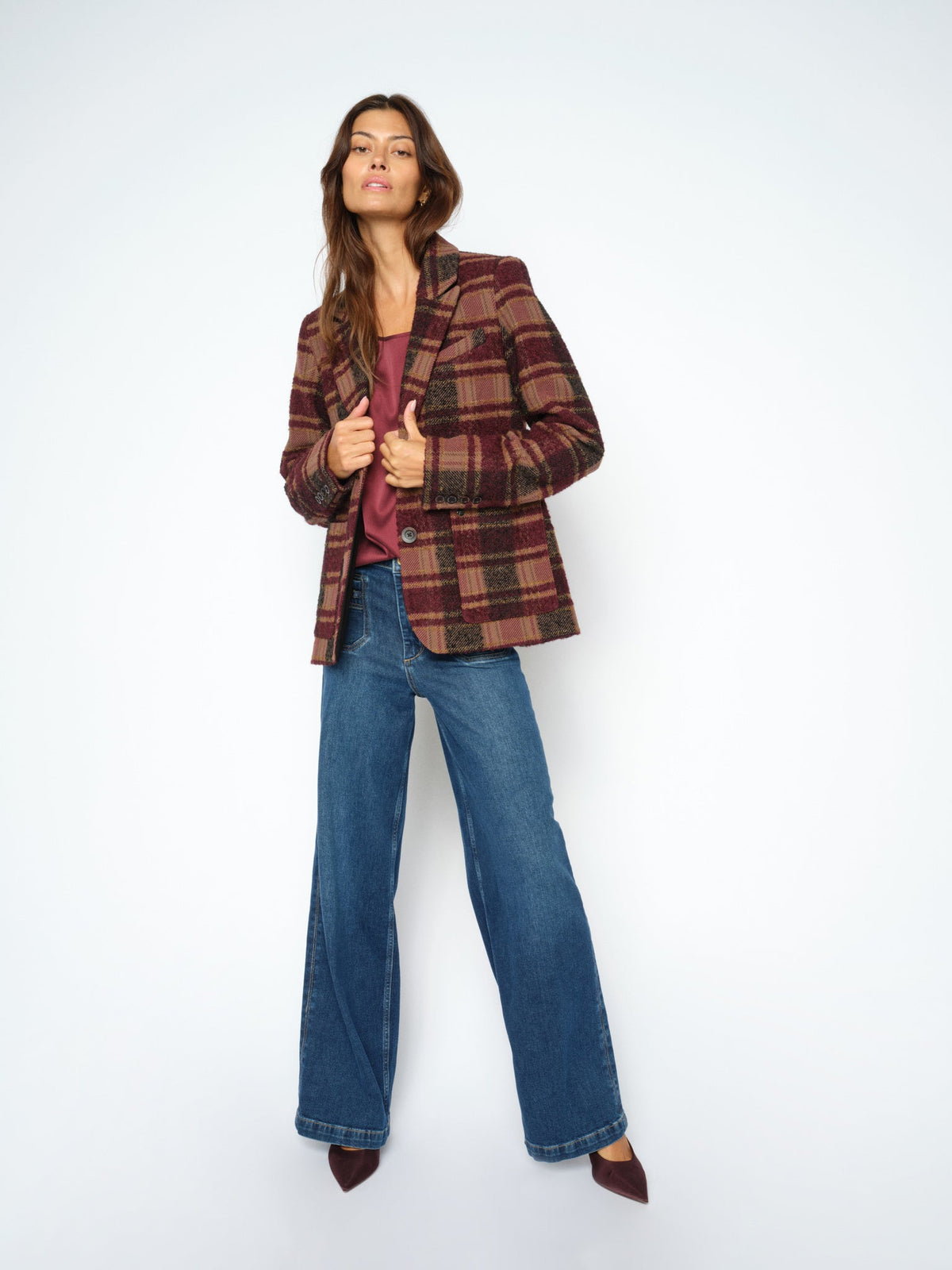 Jean large taille haute MOS MOSH Dark Blue porté en marche avec blazer à carreaux et escarpins bordeaux