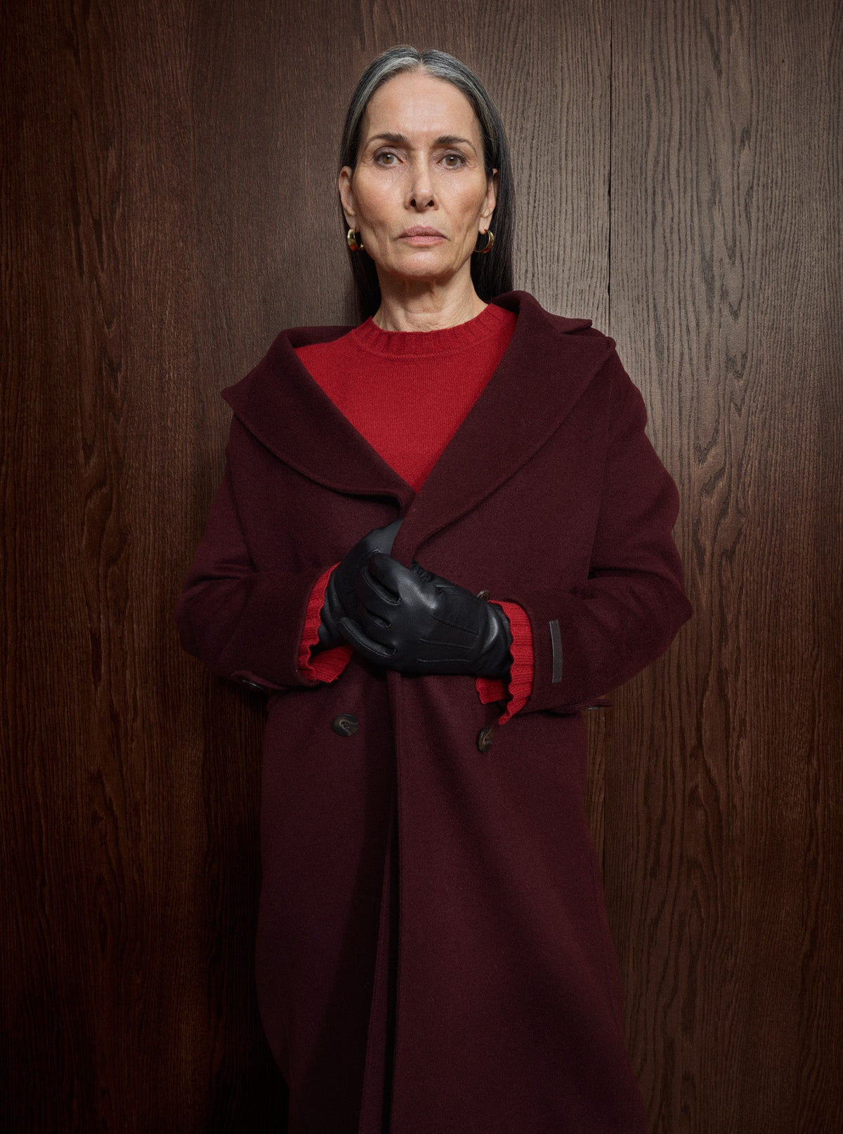 Manteau long MOS MOSH Port Royale porté avec des gants en cuir noir – détail du col et du revers