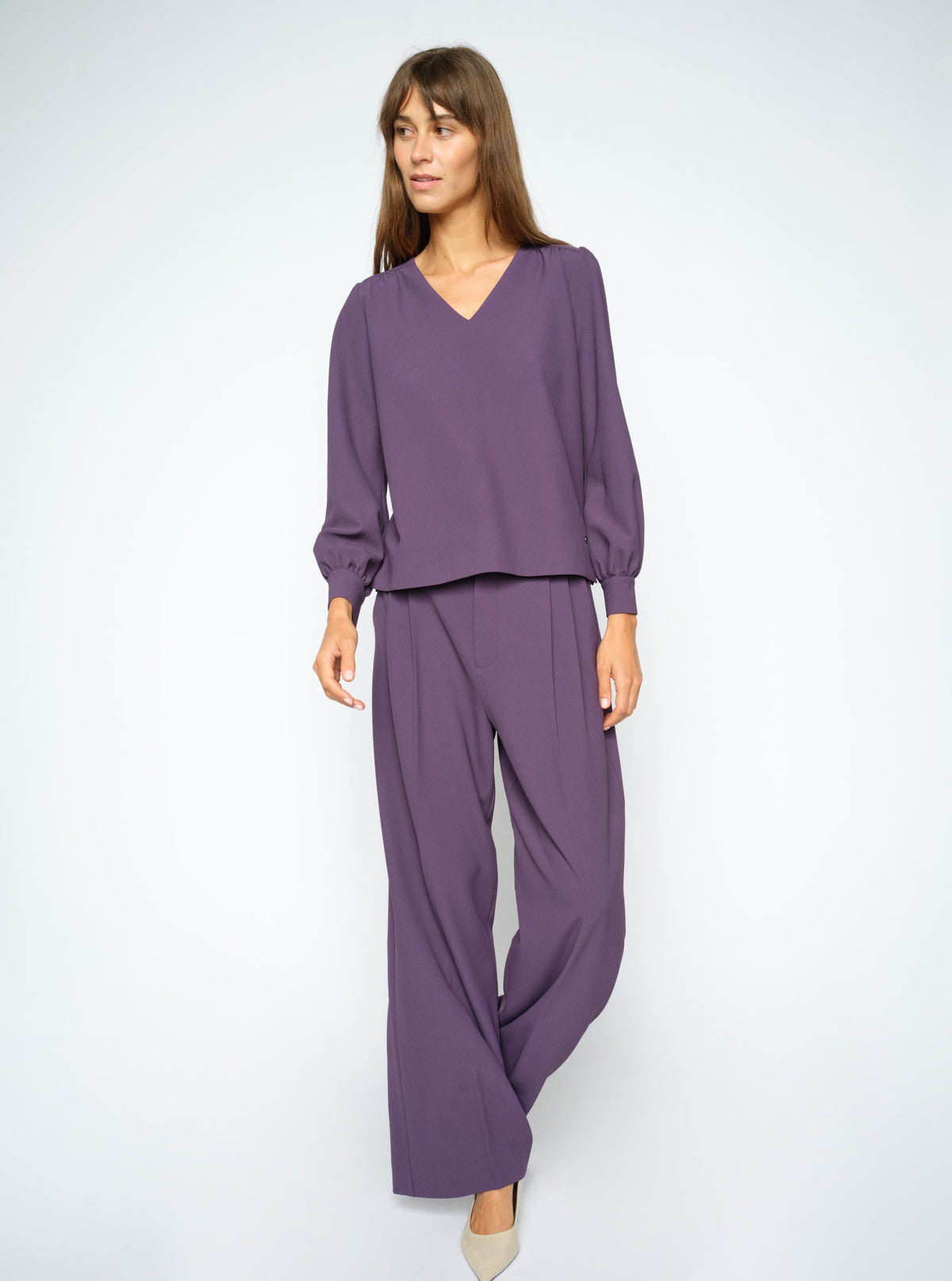 Pantalon à pinces MOS MOSH Sweet Grape en mouvement – vue en pied, tomber sur des escarpins crème