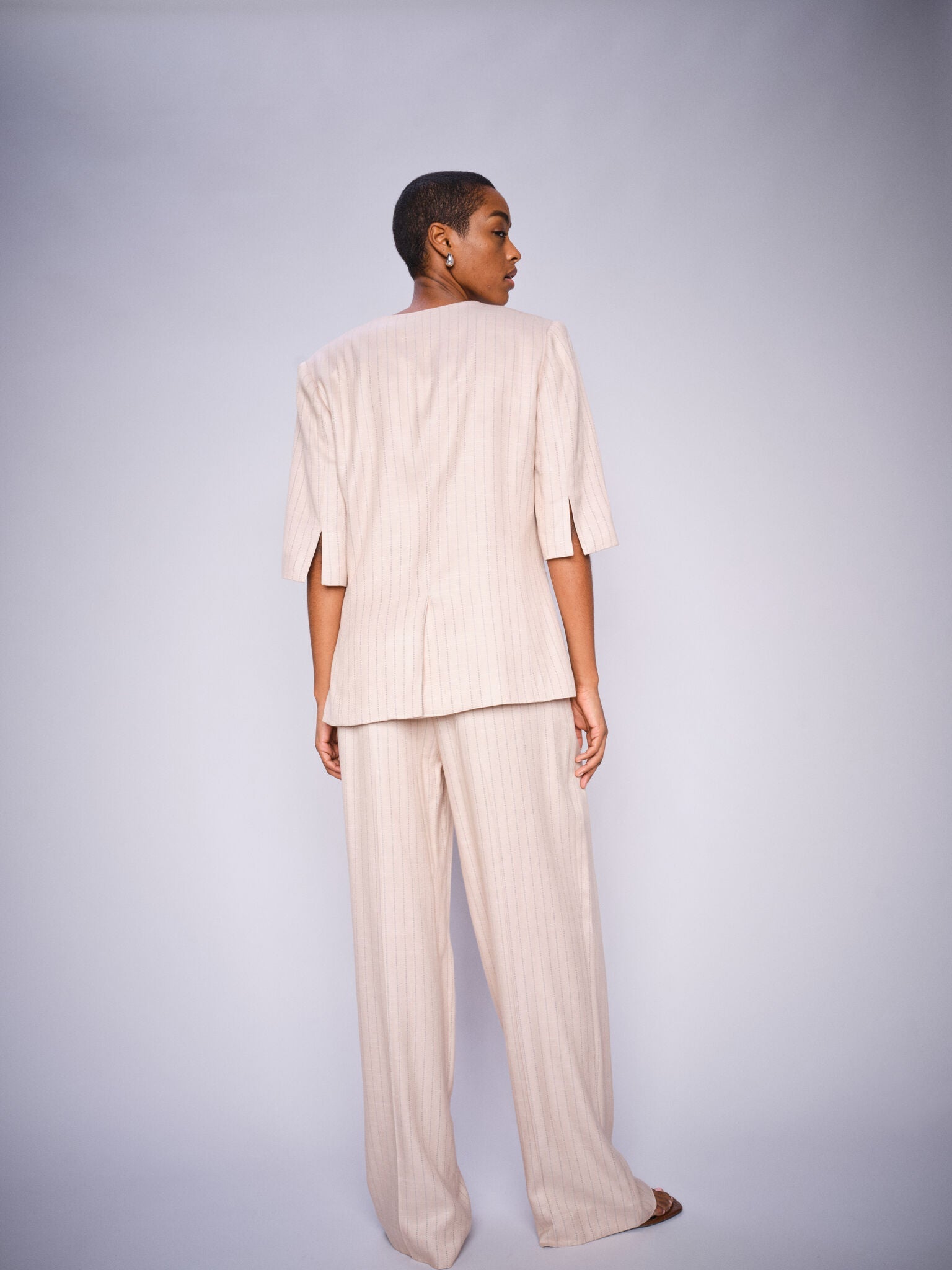 Pantalon Issa Inah MOS MOSH Sesame porté en total look clair – lifestyle