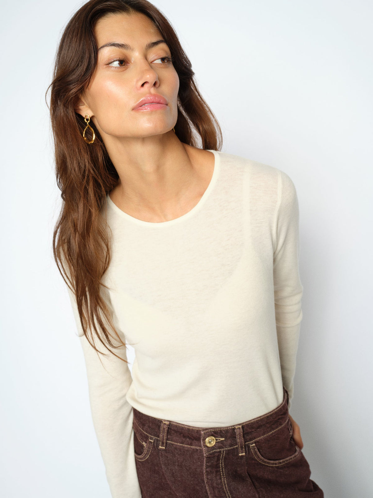 Pull col rond MOS MOSH Bouch écru porté avec un pantalon bordeaux – vue buste