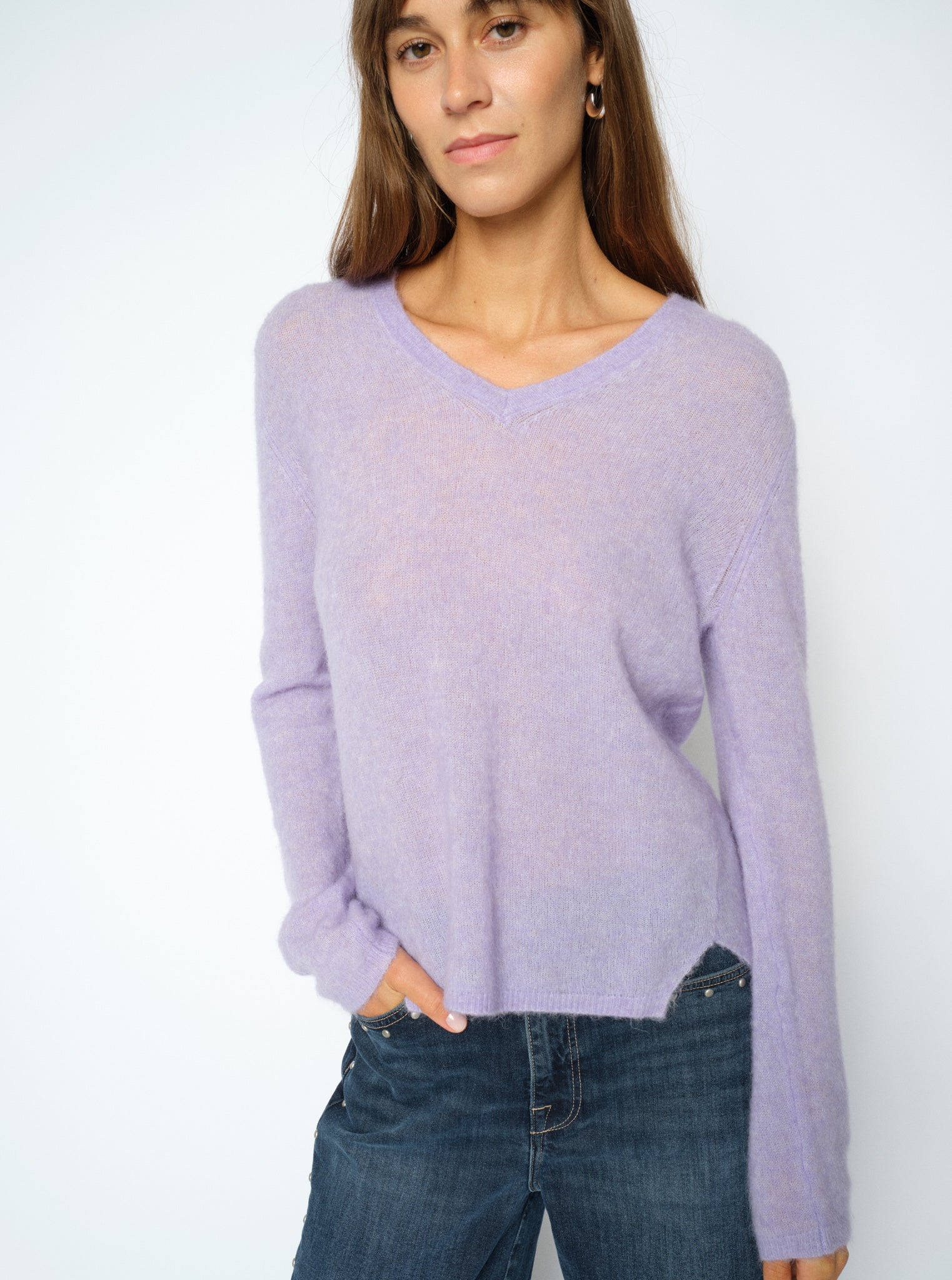 Pull col V en maille légère MOS MOSH Violet Tulip – buste, profondeur du col en V et manches longues