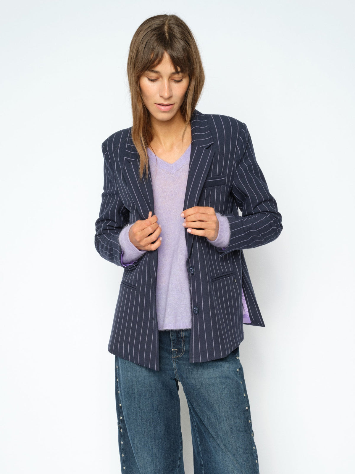 Pull col V MOS MOSH Violet Tulip – détail de la maille duveteuse sous un blazer rayé