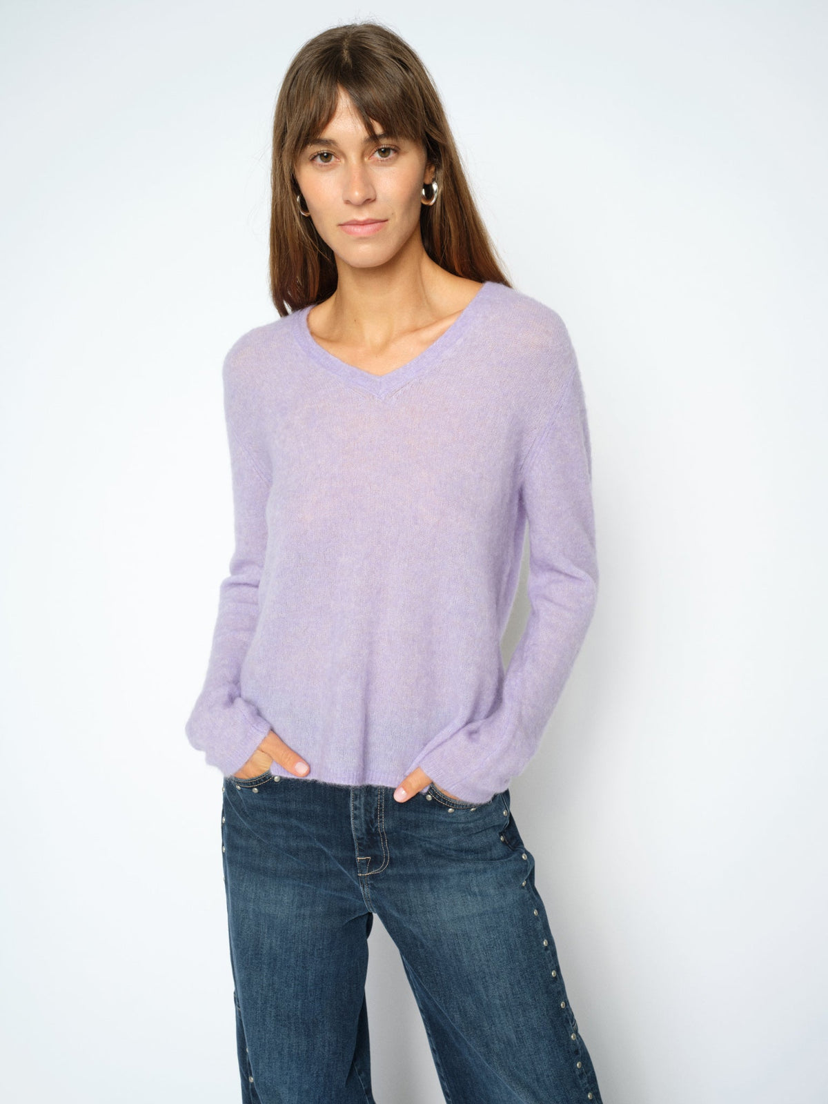Pull col V en maille légère MOS MOSH Violet Tulip porté avec un jean foncé – vue de face
