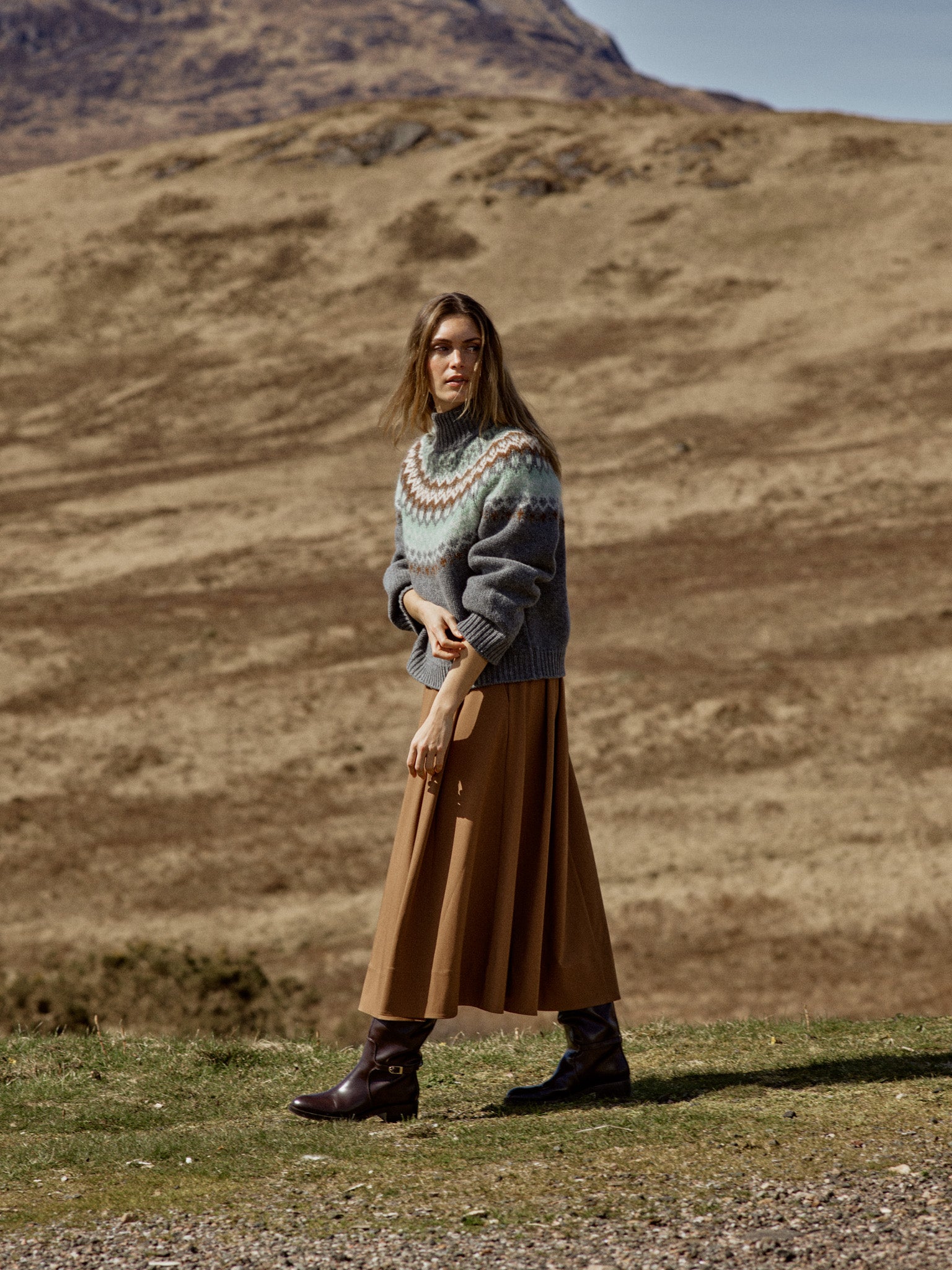 Pull col montant MOS MOSH Thunderstorm porté en extérieur dans les collines – vue en pied
