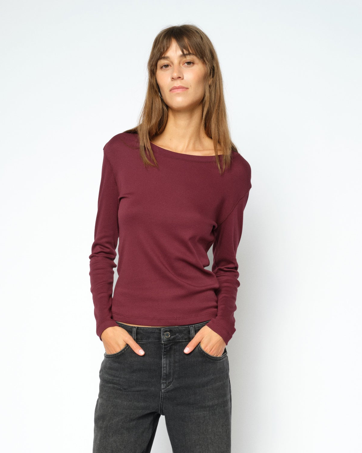 T-shirt manches longues col bateau MOS MOSH Port Royale porté avec un jean gris – buste de face