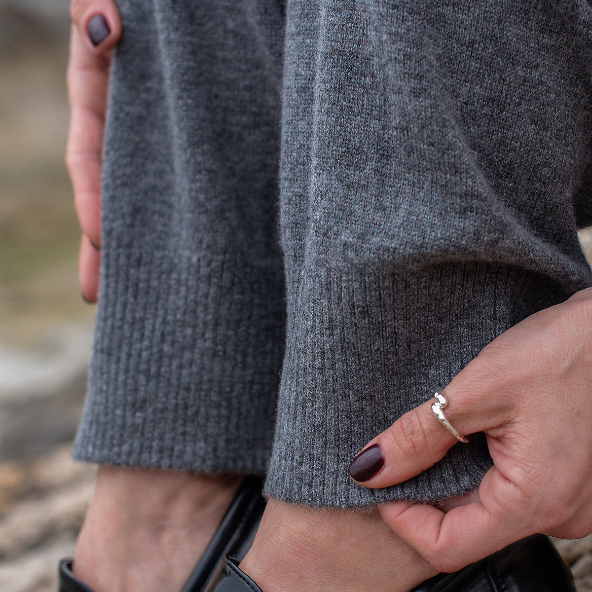 Détail du bas de jambe côtelé du jogging en cachemire Nuage Cashmere gris
