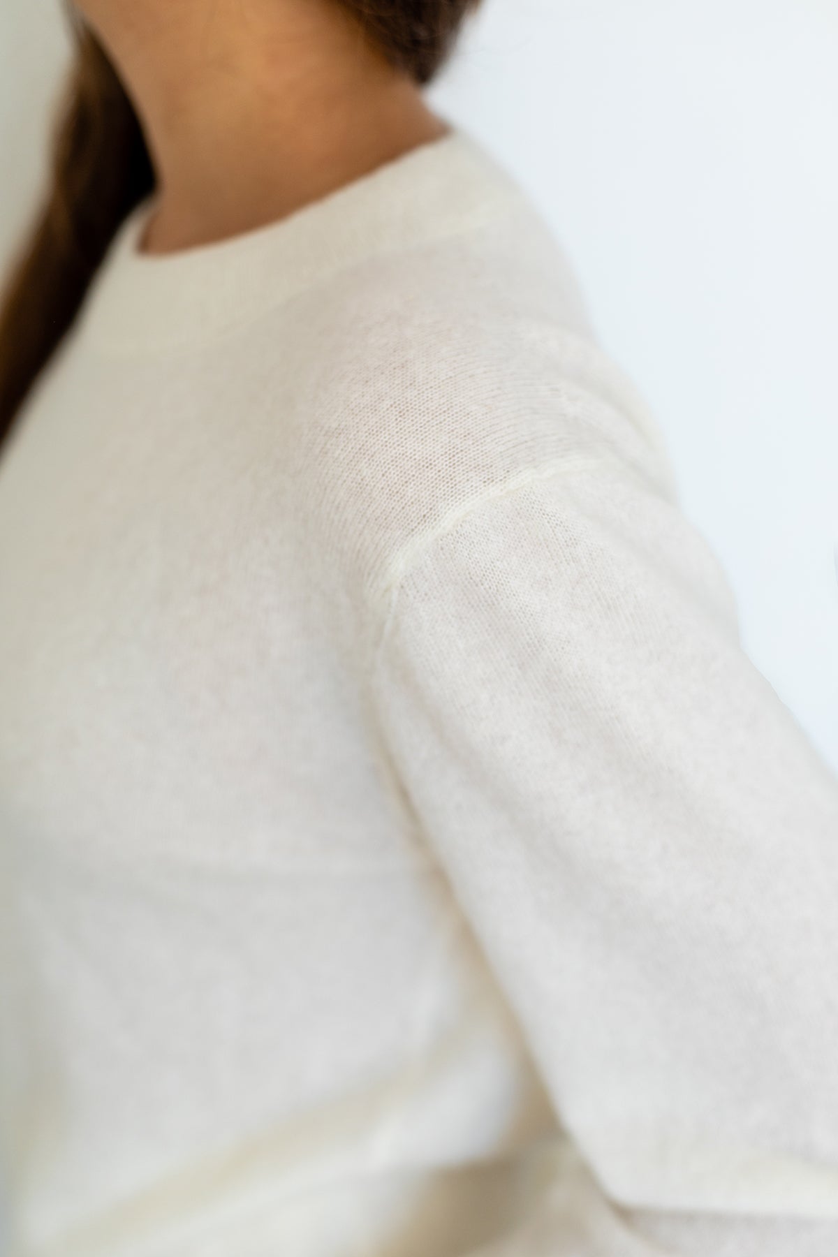 Détail de la maille légère et de l'épaule du pull col rond Nuage Cashmere en Ivory