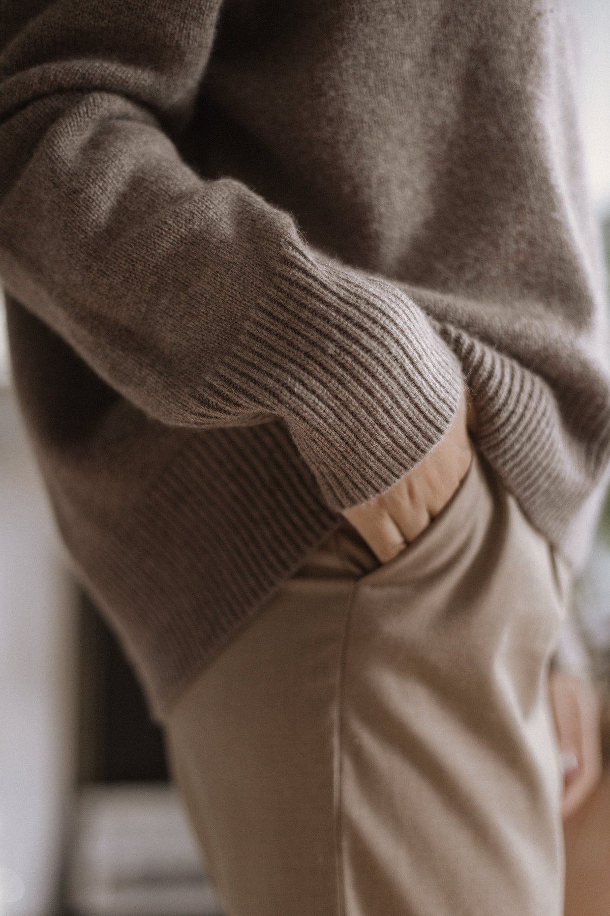 Détail du poignet côtelé du pull col roulé Nuage Cashmere en Hot Capuccino