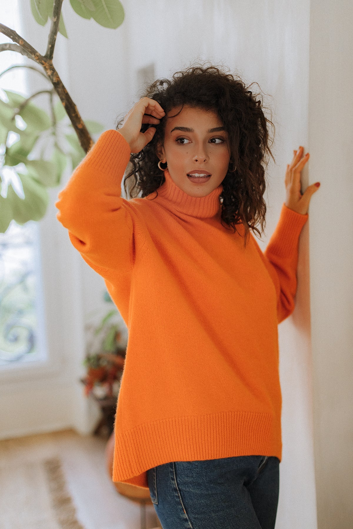 Pull col roulé Nuage Cashmere en Hot Orange, porté de face sur un jean