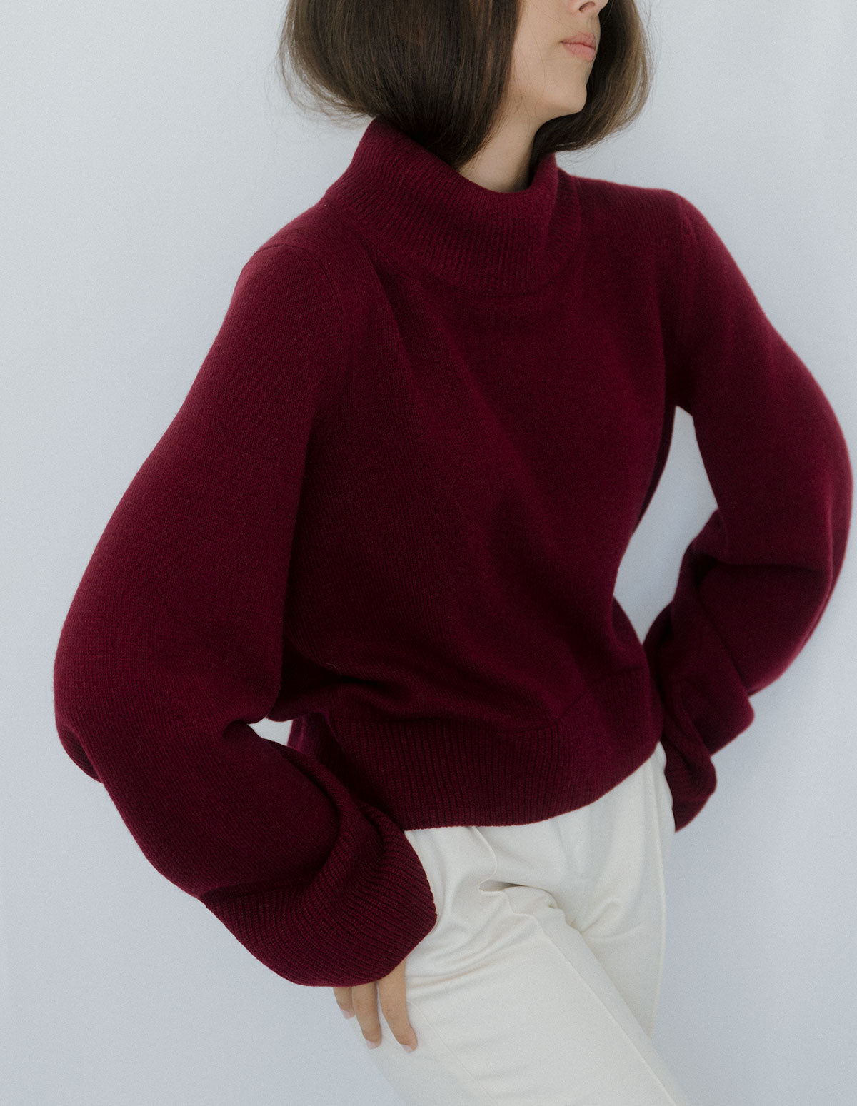 Pull manches larges Nuage Cashmere en Burgundy, porté de trois quarts, manche évasée