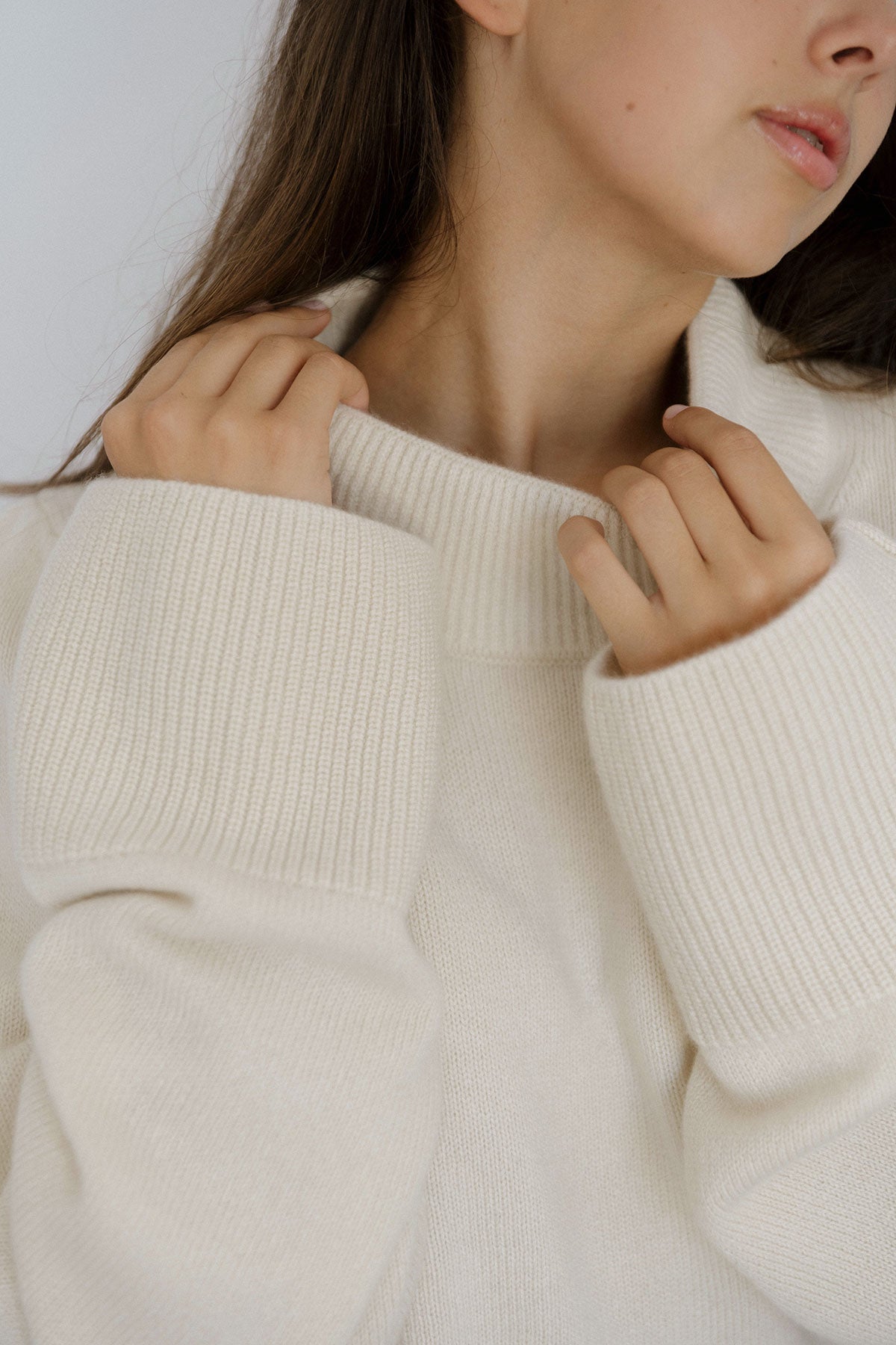 Détail du col montant côtelé du pull Nuage Cashmere en Ecru