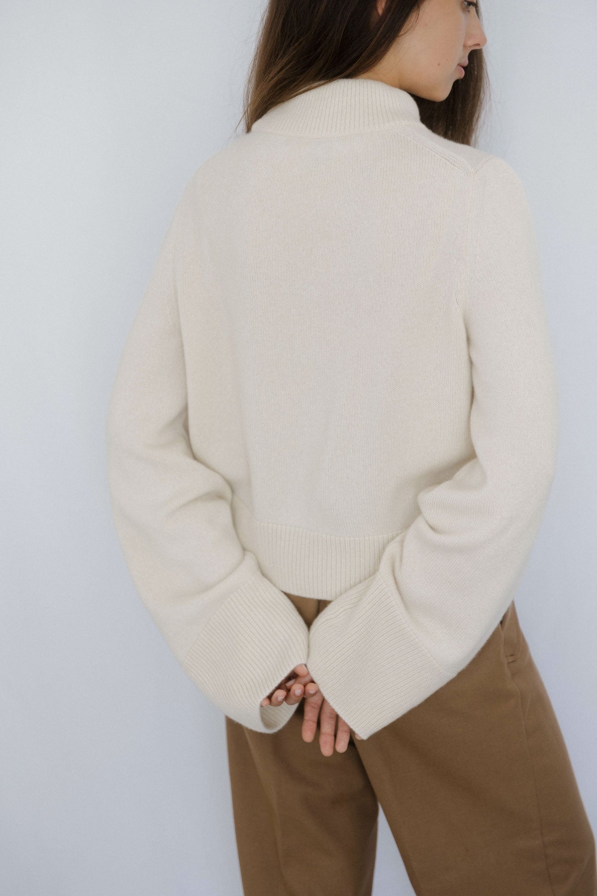 Pull manches larges Nuage Cashmere en Ecru, porté de dos, épaules tombantes visibles