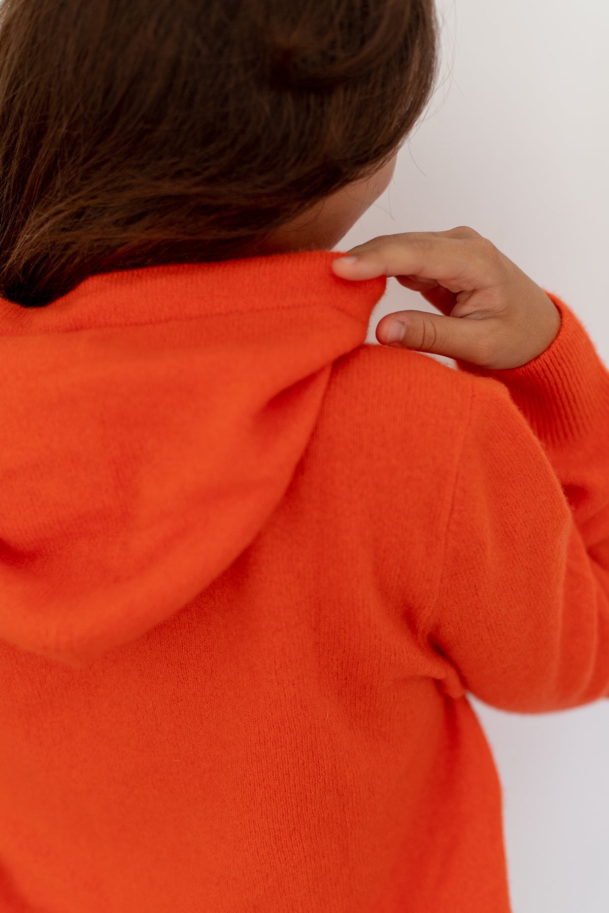Détail de la capuche et de l'épaule du sweat Nuage Cashmere en Aperol