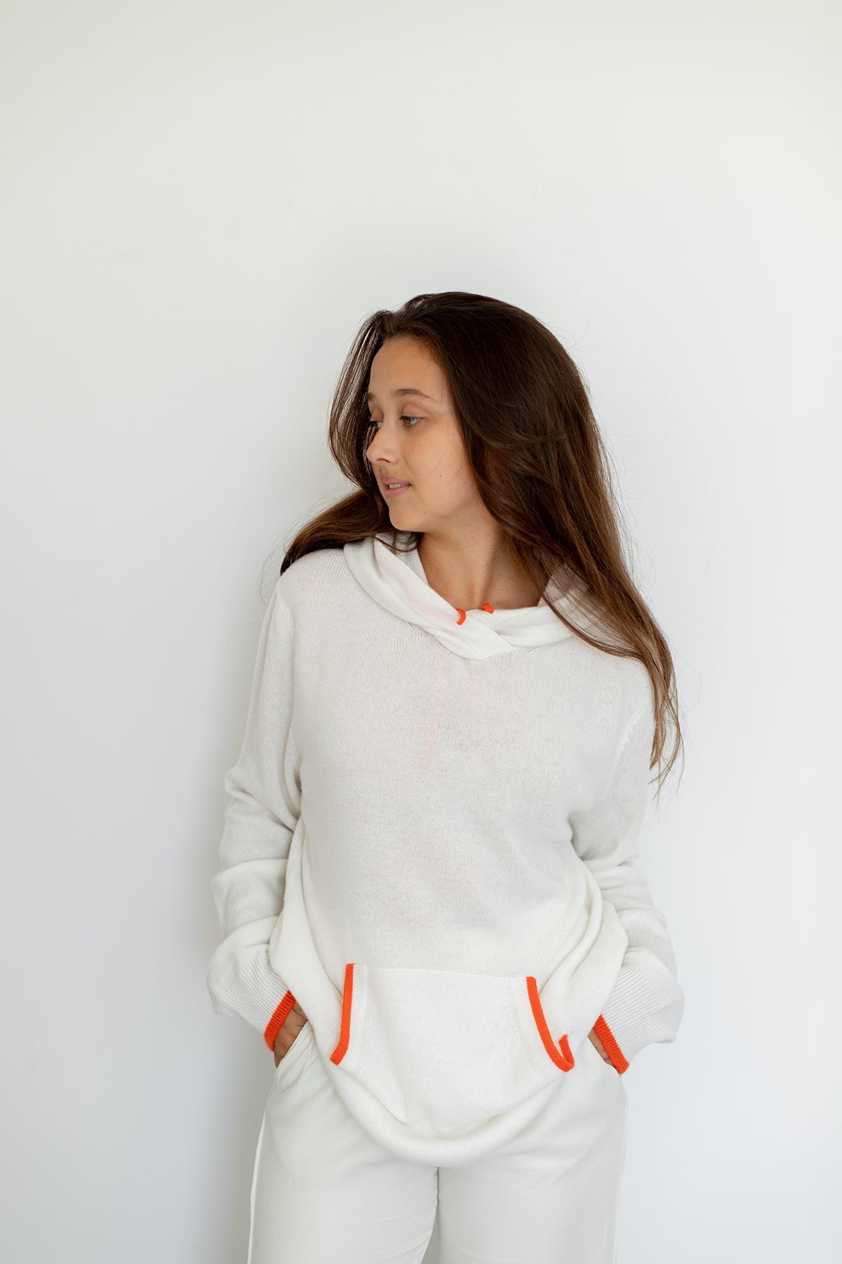 Sweat à capuche Nuage Cashmere en White Angel, porté en total look écru