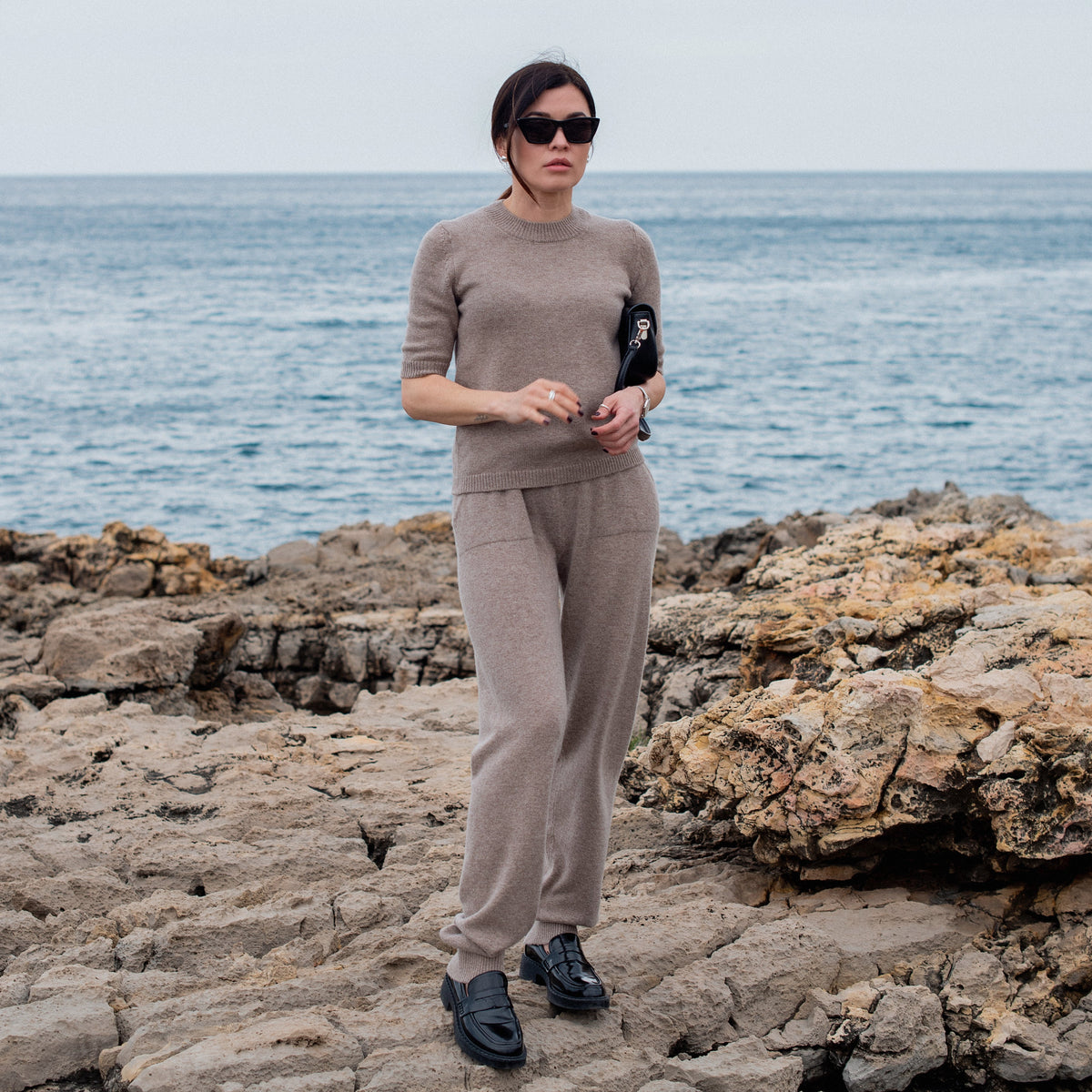 T-shirt en cachemire Nuage Cashmere Cappuccino, porté de face avec le jogging assorti
