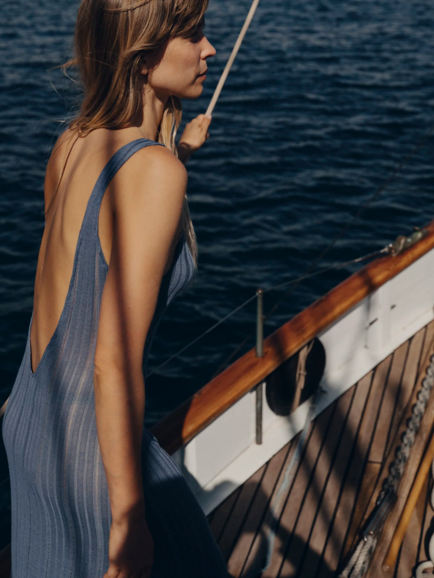 Robe longue plissée Marla VAN PALMA Bleu portée sur un voilier – vue de profil