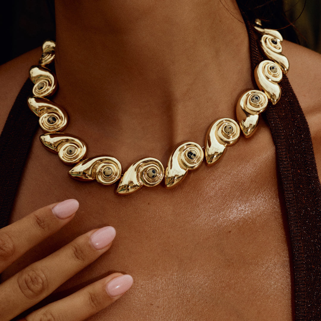Collier plastron Palma LUV AJ porté — nouveautés bijoux La Muse Geneva