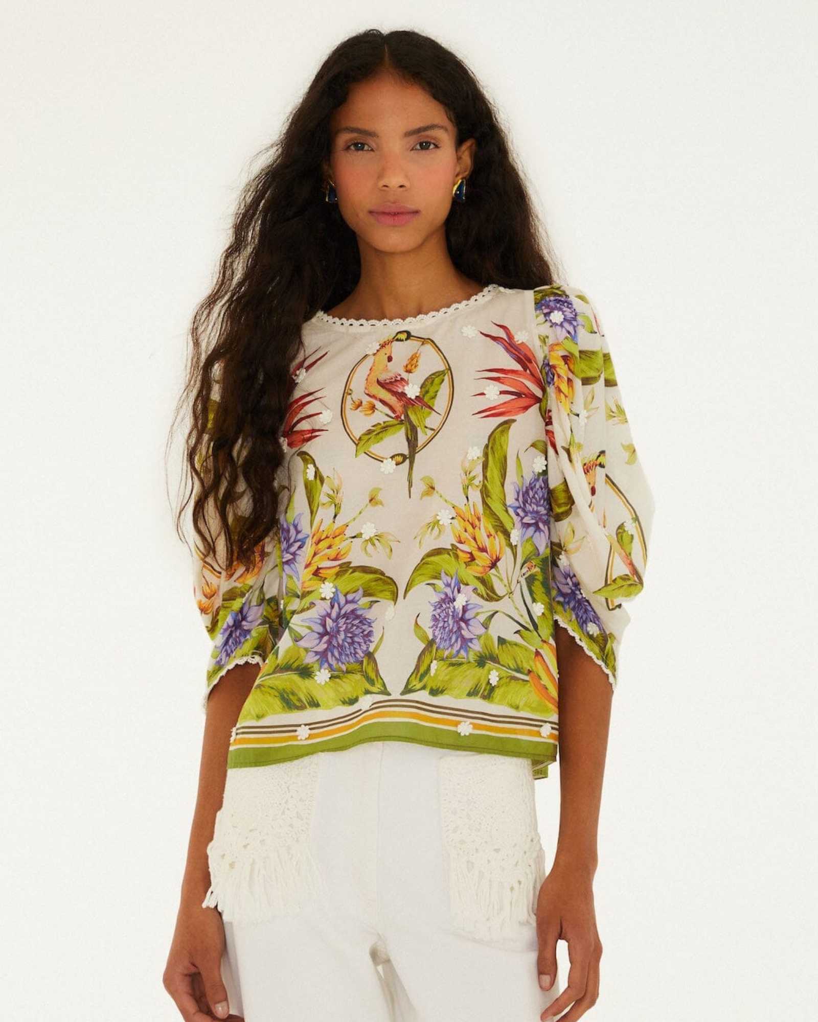 Blouse FARM Rio à imprimé foulard tropical sur fond crème, drapé souple, vue de face